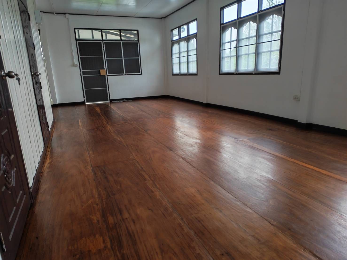 ขายบ้านพร้อมที่ดิน พื้นที่กว้าง รองรับทั้งอยู่อาศัย/ทำธุรกิจ