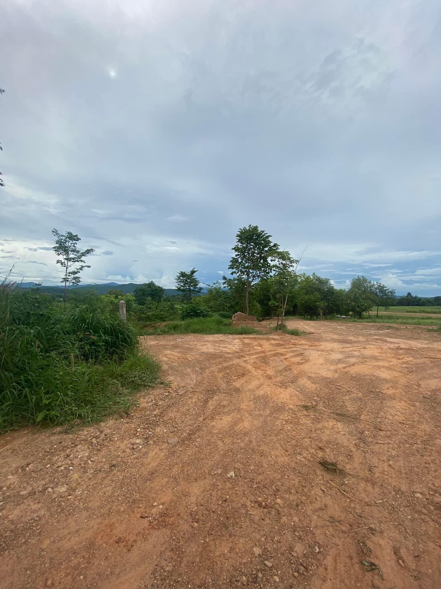 ที่ดินมีสระน้ำขนาดใหญ่ บ้านไร้ อุทัยธานี 4-1-75