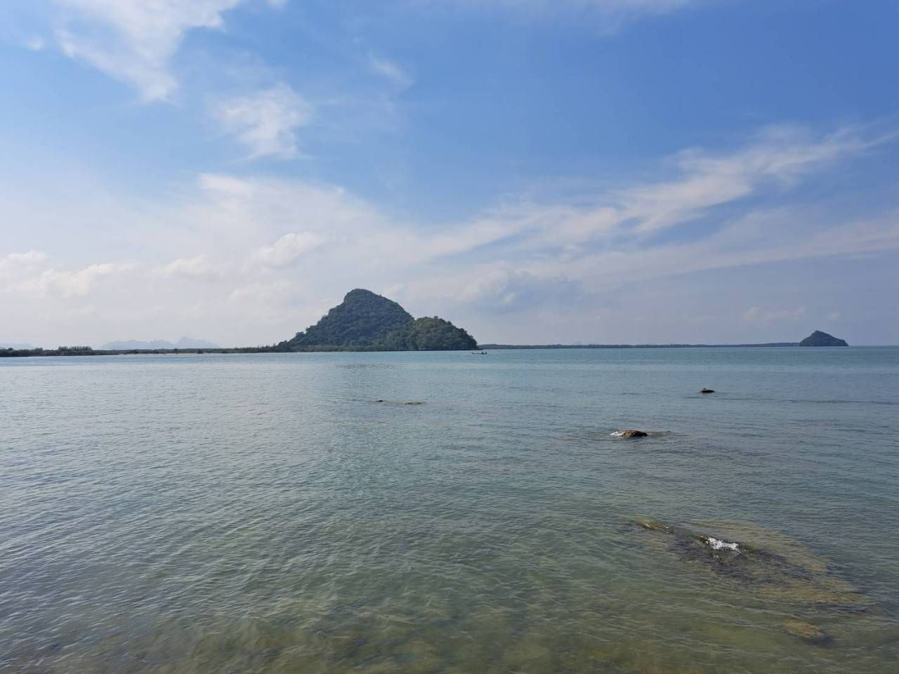ที่ดินติดทะเล ด้านหลังติดถนนคอนกรีต ทิวทัศน์มองเห็นเกาะแรด