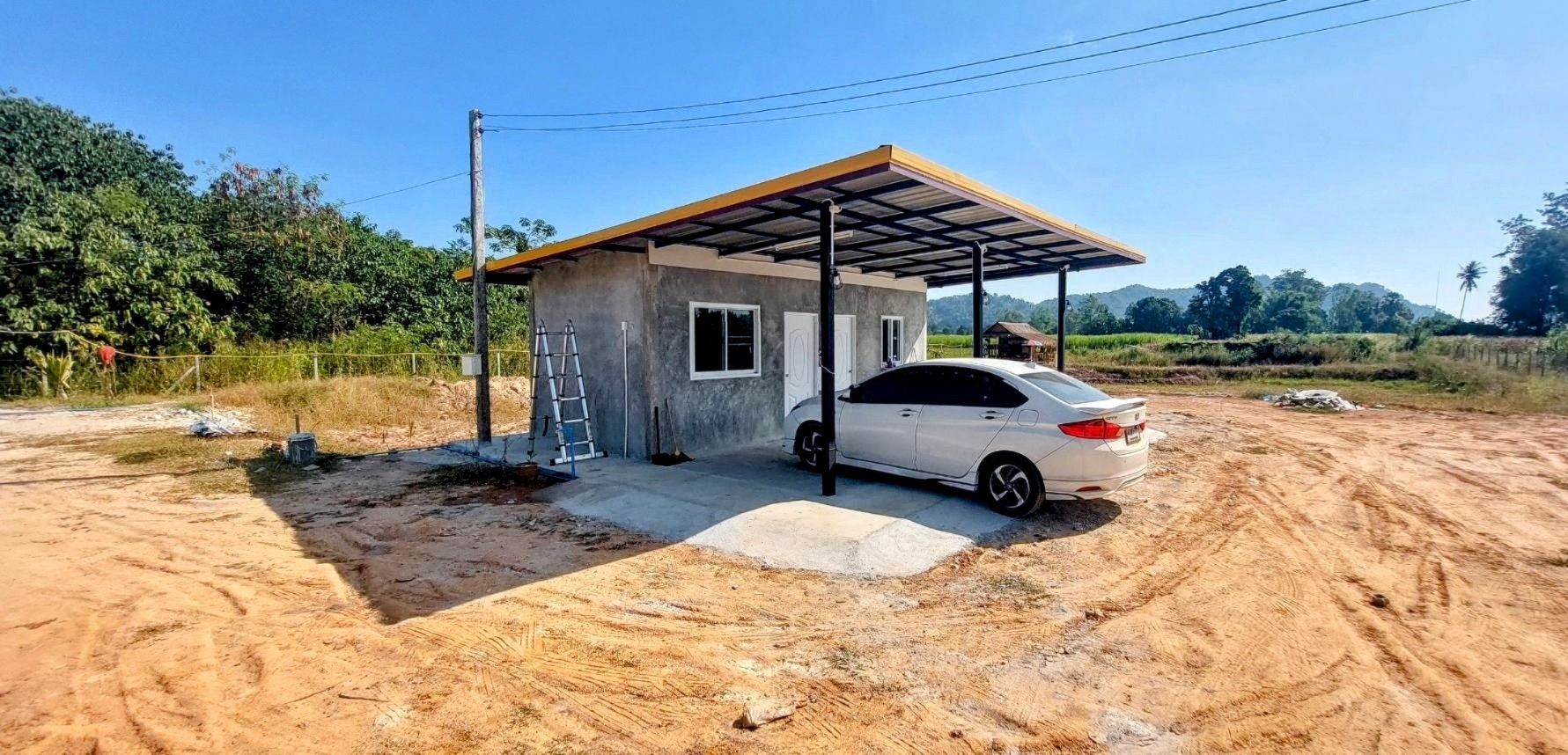 บ้านพร้อมที่ดินเป็นบ้านสวนมีระเบียง 2 นอน 2 ห้องน้ำมีห้องเก็บของน้ำอุ่น 2 ตัวมีแอร์โซลาร์​เซลล์มีกระท่อมไม้ไผ่หลังใหญ่มีระเบียง 1 ห้องนอนปั๊มน้ำโซลาร์​เซลล์​มีน้ำตกลำธารสระน้ำซับรูปหัวใจ