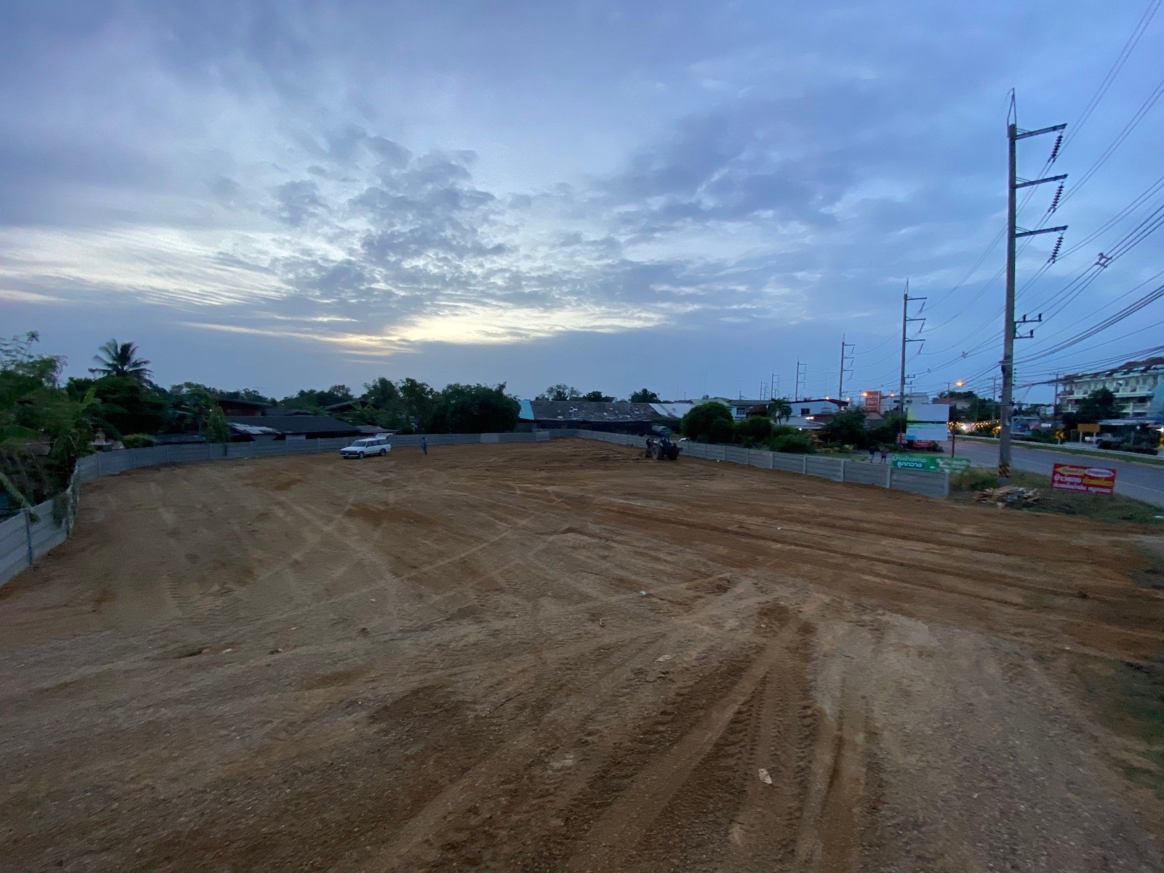 ขายที่ดินราชบุรี ทำเลงาม อ.บางแพ จ.ราชบุรีติดถนนถมแล้วล้อมรั้วคอนกรีต ที่สวย