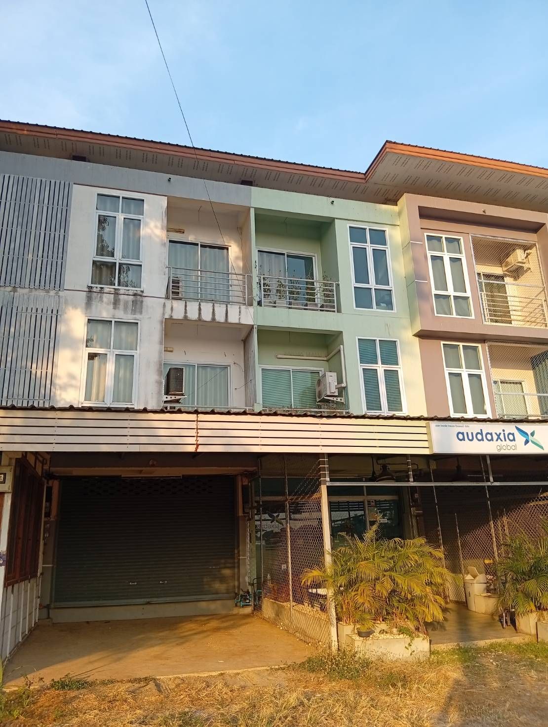 ขายด่วน ตึกทาวน์โฮม 3 ชั้น 2 ห้องนอน 2 ห้องน้ำ กว้าง 4 ม. ลึก 12 ม. ห้องครัว 3 ม. ที่จอดรถ 5 ม. พร้อมเข้าอยู่