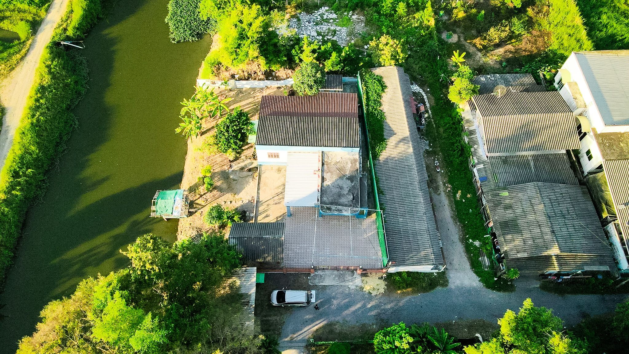 บ้านสวนริมคลอง ที่ลูกค้าหลายๆท่านตามหา 🏡 แอดจัดสรรมาแล้วนะคะ เนื้อที่ 100 ตร.ว.  ติดคลอง มีพื้นที่เกินอีก 100 ตร.ว.  เรียกได้ว่าคุ้มเกินคุ้มจริงๆค่ะ