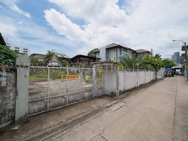 ขายที่ดินพร้อมบ้านไม้เก่า 1 หลัง เขตกรุงเทพฯชั้นใน ถนนตากสิน-สาทร วงเวียนใหญ่-สำเหร่ 102 ตรว.