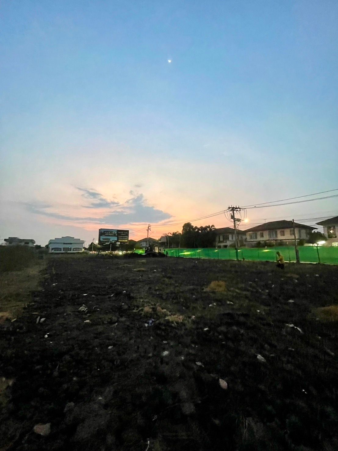 ที่ดิน 1 ไร่ 40 ตรว. ติดริมถนนใหญ่ 2 ด้าน ที่สวย ถมเรียบร้อยแล้ว