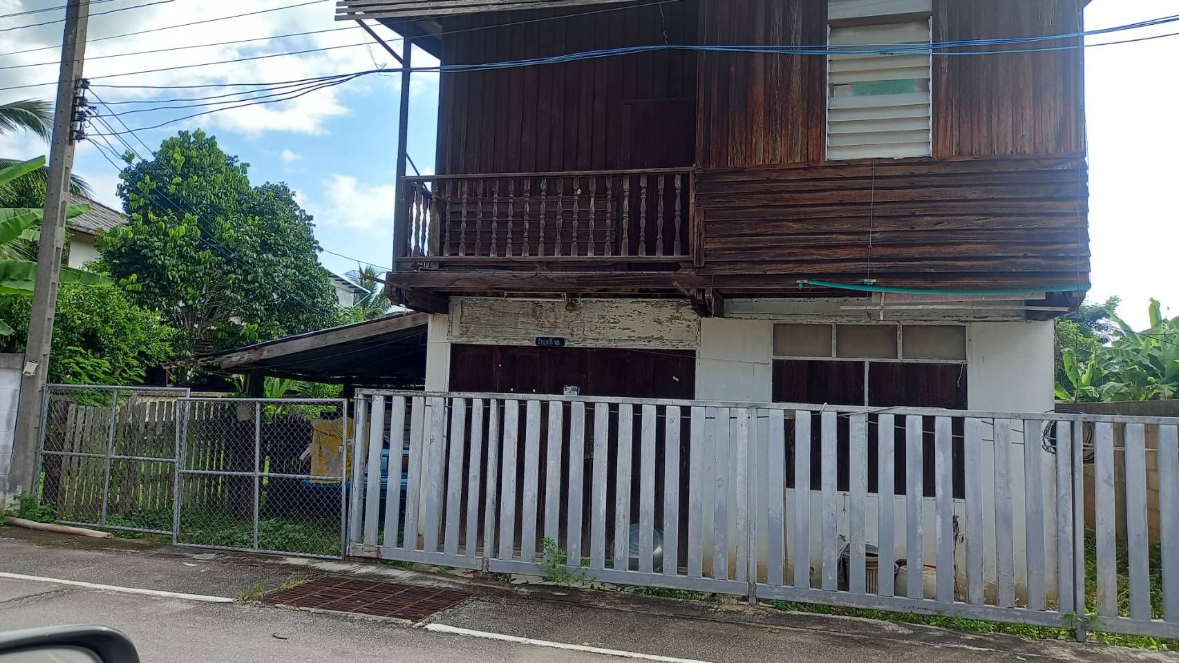 ขายด่วนที่ดินพร้อมบ้าน ถนนสายหลักอำเภอแจ้ห่ม ลำปาง 86 ตร.ว
