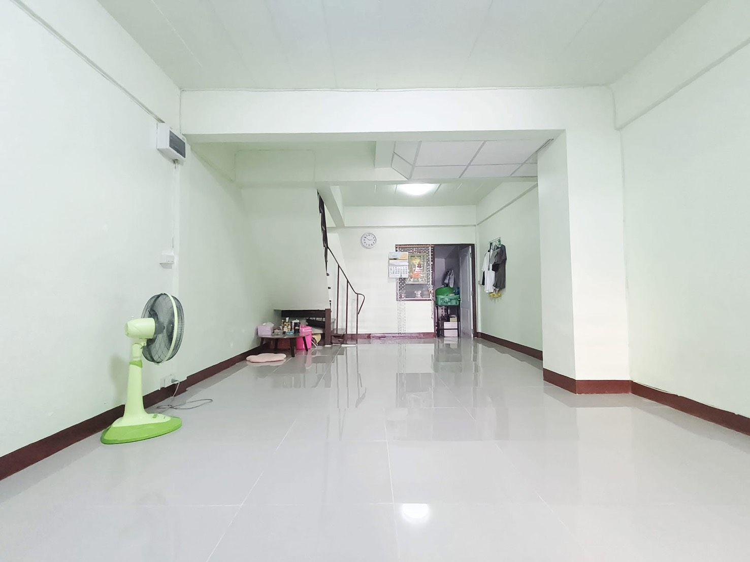 ทาวน์เฮ้าส์2ชั้น 2ห้องนอน 2ห้องน้ำ 1ที่จอดรถ ใกล้โลตัส บิ๊กซี นิคมนวนคร