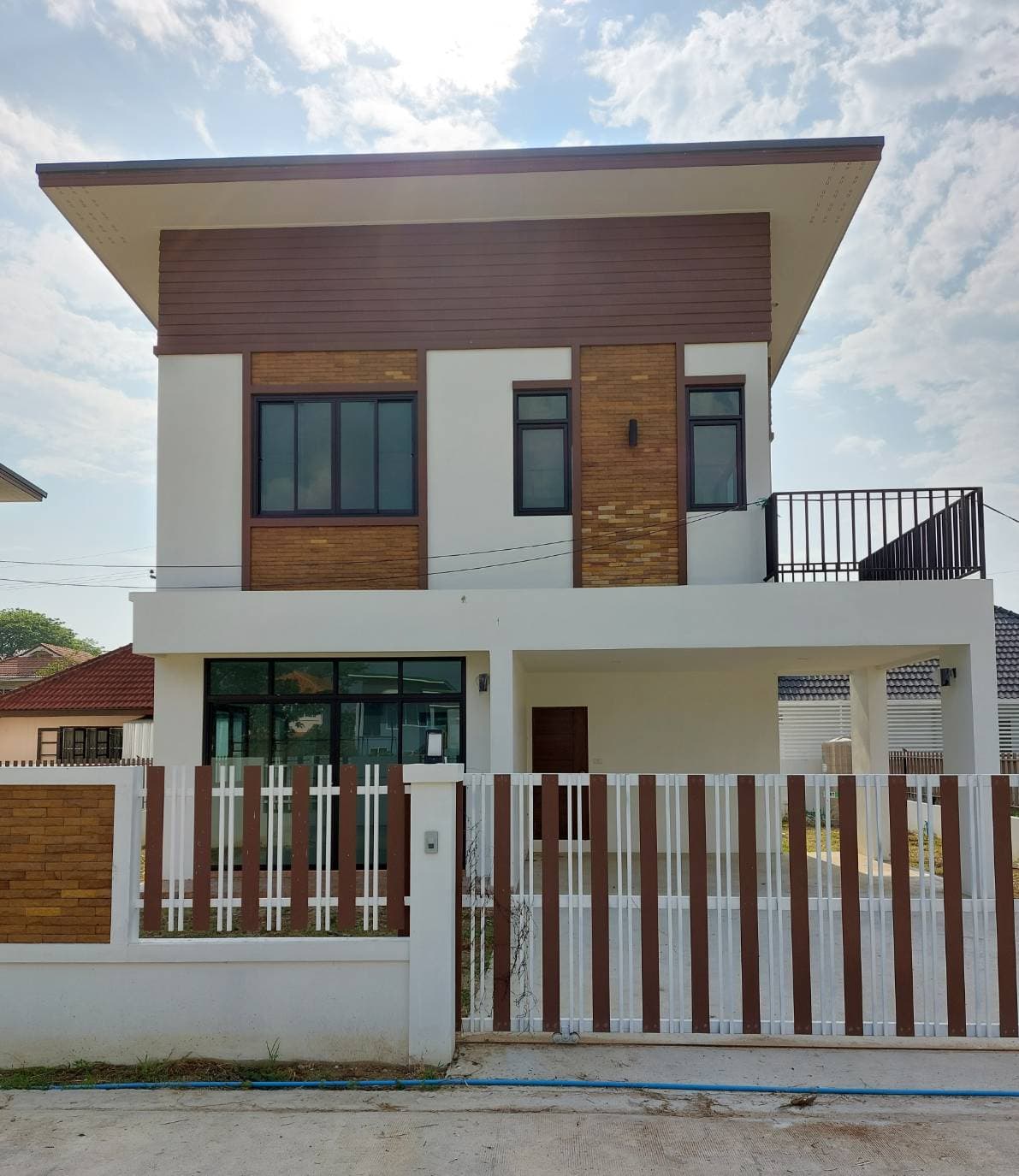 บ้านพร้อมอยู่สร้างใหม่ตั้งอยู่ใจกลางเมืองสันกำแพง ซอยเทพบุตร