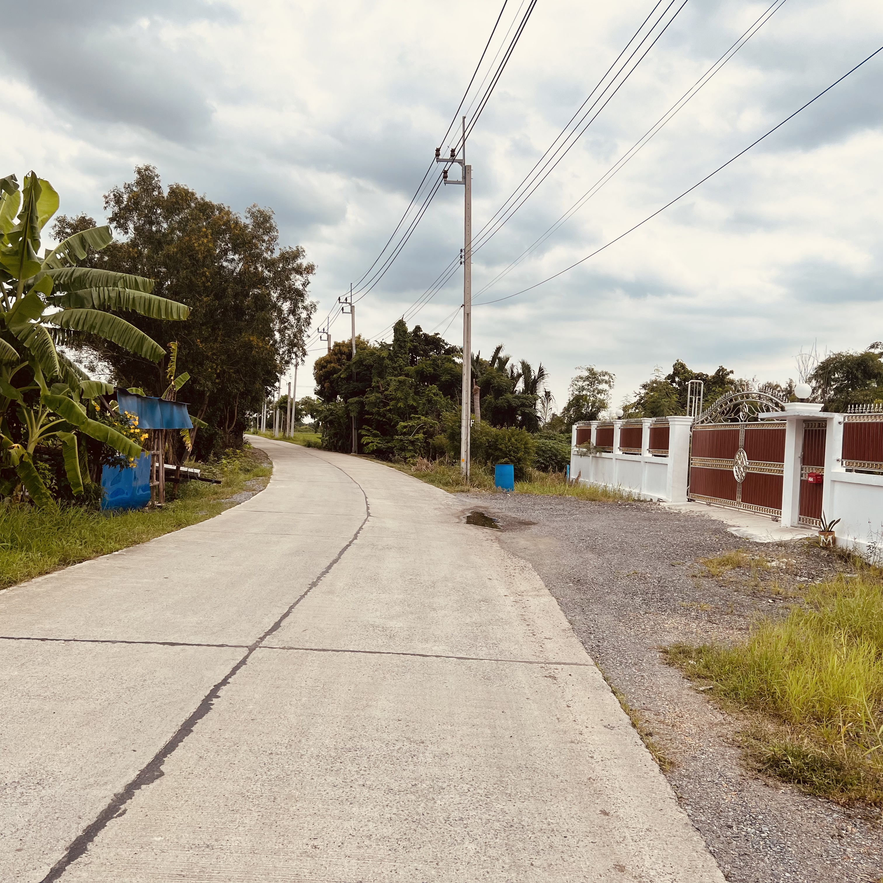 ถมแล้ว 2 งาน พร้อมทำบ้านสวน มีคลอง 2 บ่อใกล้ถนนใหญ่แค่1กม.กว่าใกล้ ร.พ คลองสามวา