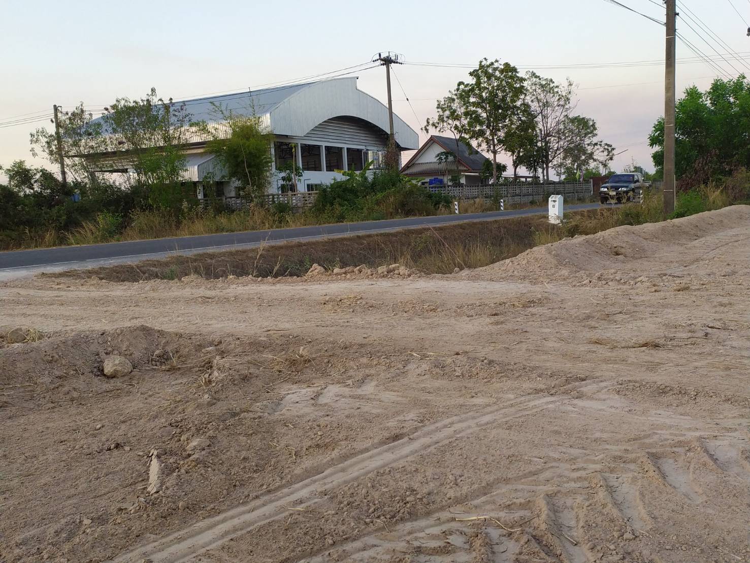 ขายที่ดินติดถนนสวยๆ 2ไร่กว่า ถมแล้ว พร้อมสร้างบ้าน 1,700,000 ( +77 ตรว.ฟรี)