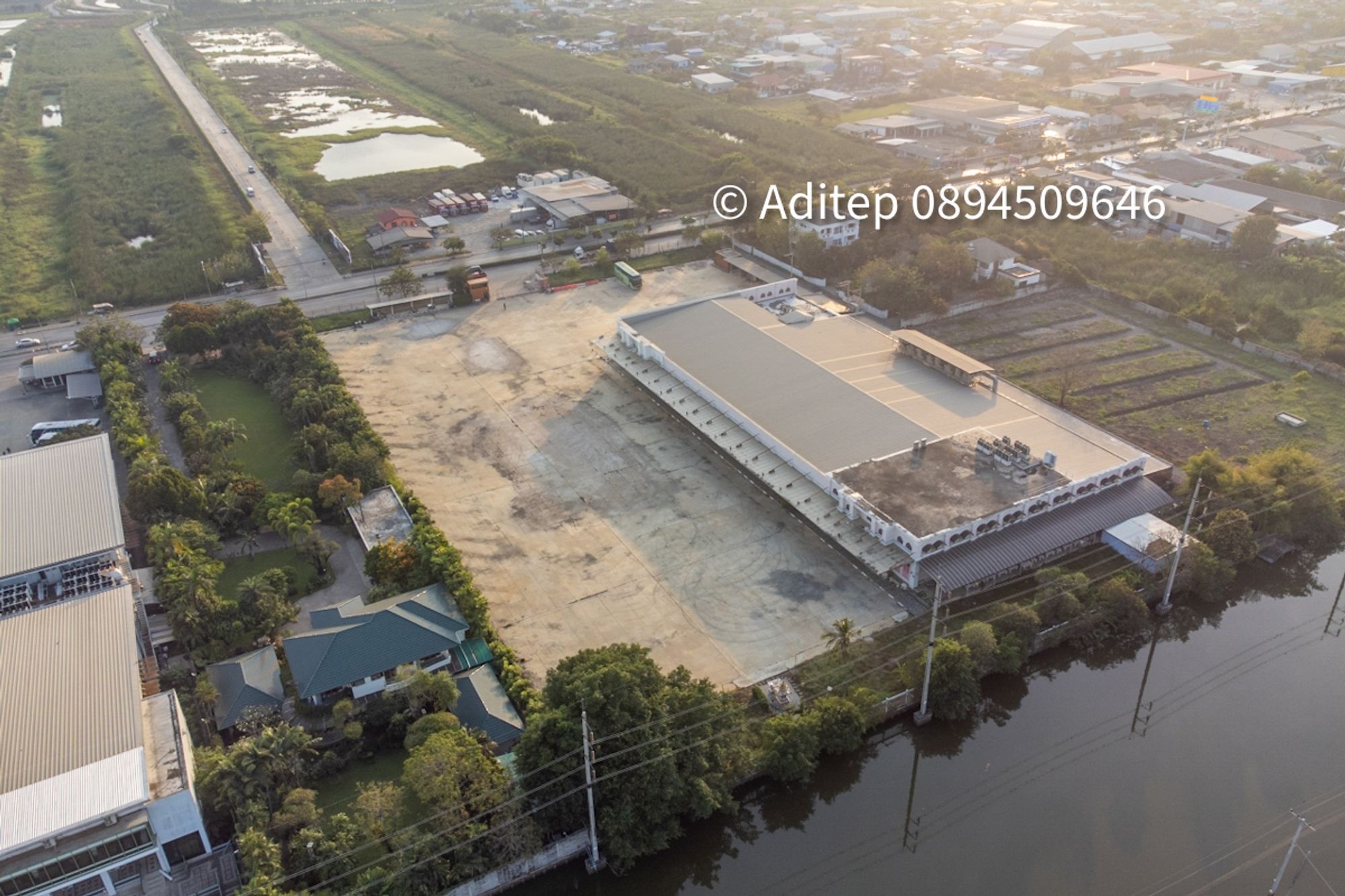 ขายที่ดิน ตรงข้าม Siam Premium Outlet ลาดกระบัง ขนาดเกือบ 11 ไร่ ติดถนนใหญ่ ใกล้มอเตอร์เวย์ สนามบินสุวรรณภูมิ พร้อมสิ่งปลูกสร้างกว่า 5,000 ตรม.