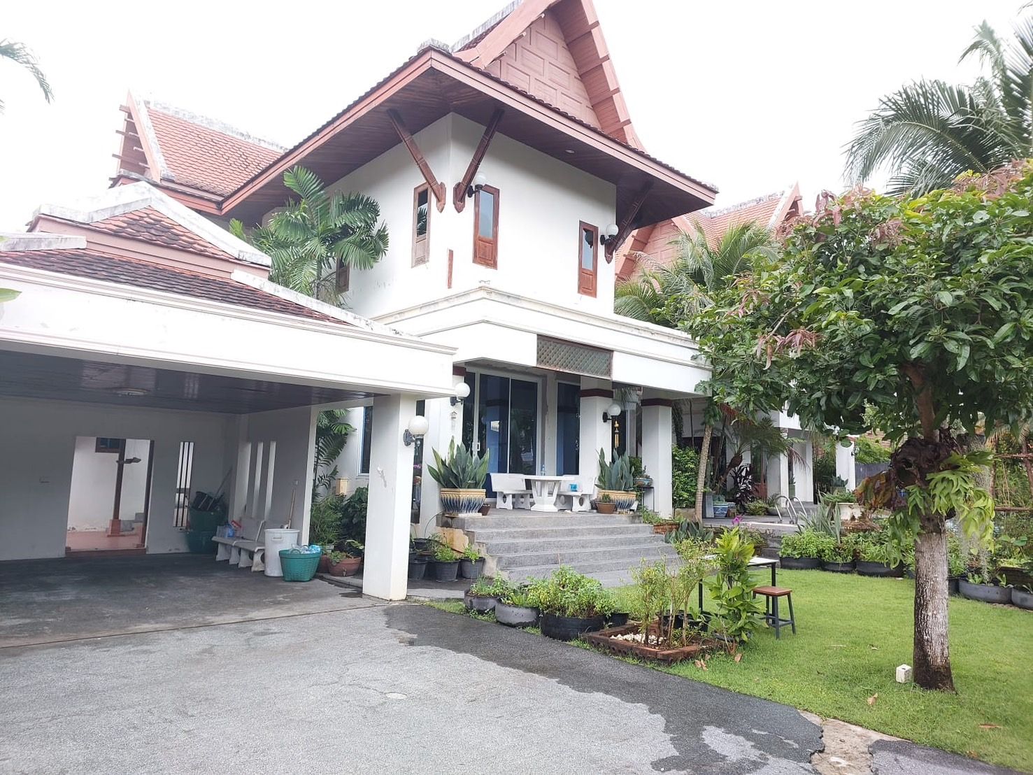 บ้านและที่ดิน พร้อมสระว่ายน้ำขนาดใหญ๋ แถมเฟอร์นิเจอรืให้ฟรี จ.ภูเก็ต เนื้อที่ 107.6 ตรว.