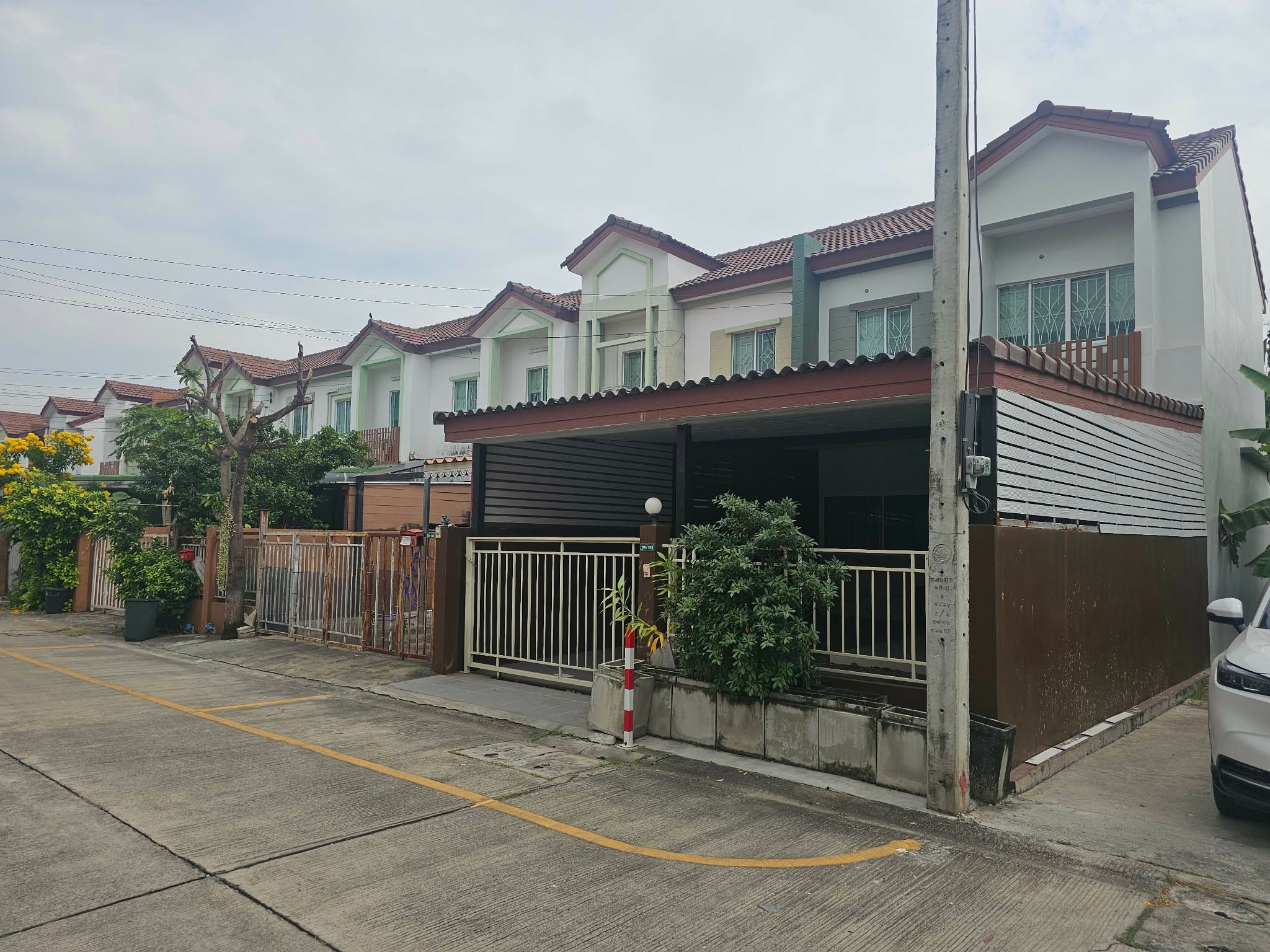 ขายทาวน์เฮาส์ หมู่บ้านไลโอ วงแหวน-ปื่นเกล้า (ซอยวัดพระเงิน)