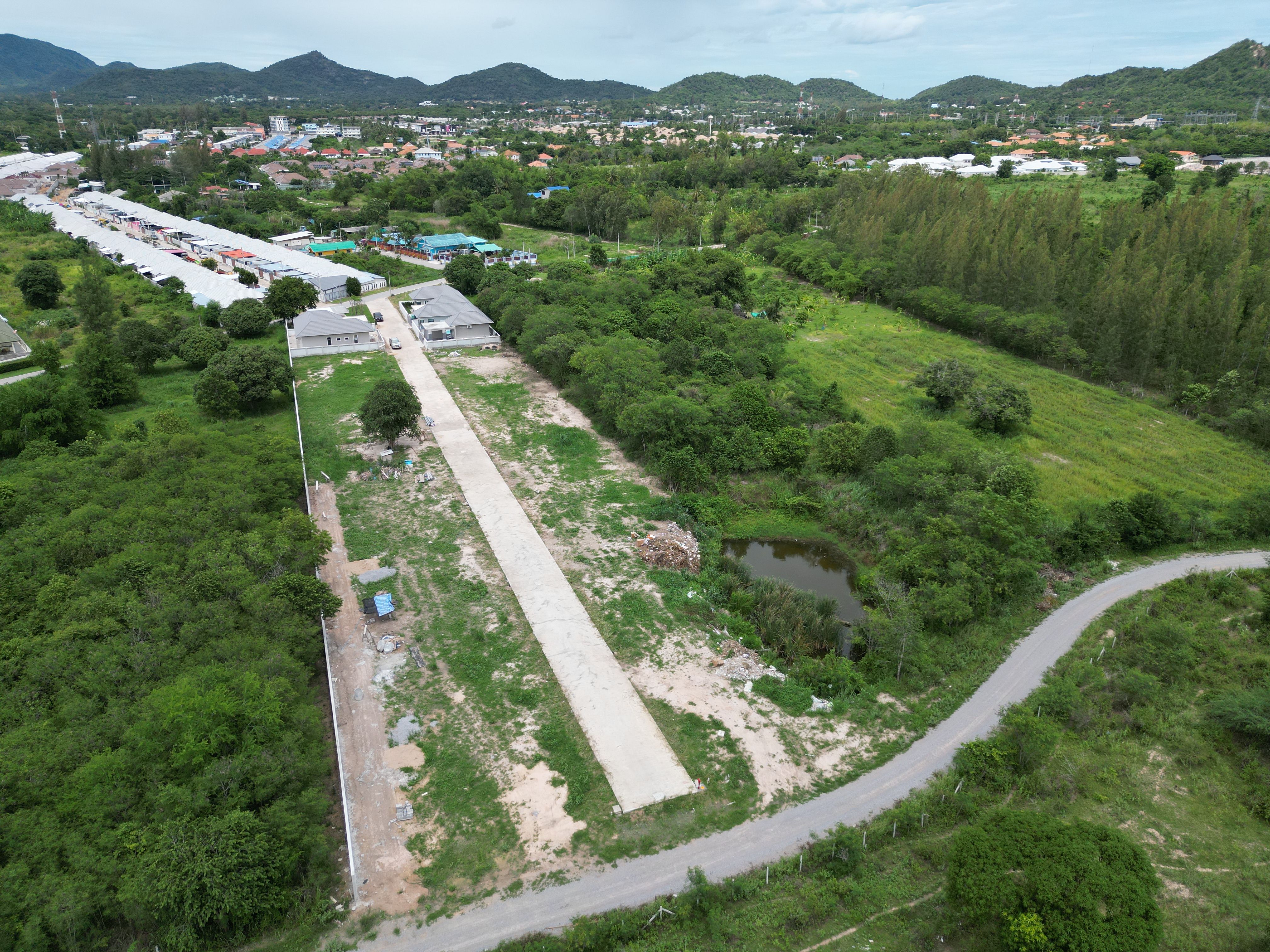 ที่ดินใกล้เมืองหัวหิน 7 นาที พัฒนาแล้ว มีถนนคอนกรีต ประปา ไฟฟ้า แถมรั้วปูน 3 ด้าน