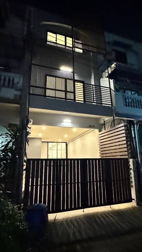ขายทาวน์เฮ้าส์ 3 ชั้น รีโนเวทใหม่ พร้อมอยู่! 