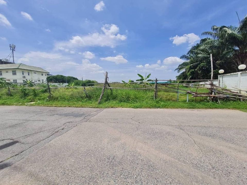ขายที่ดินสวยติดทะเลสาปราคาถูก ในหมู่บ้านพฤษชาติ  บึงกุ่ม กทม 303 ตรว.