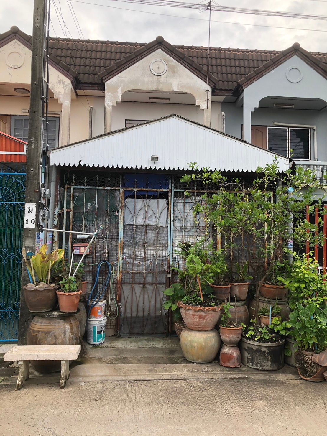 ลดราคากันสุดๆ บ้าน 1 หลังราคาไม่ถึงล้าน บ้านทำเลดีๆ เข้าซอยเพียง 56 เมตร ใกล้ร้านอาหาร การเดินทางสะดวก