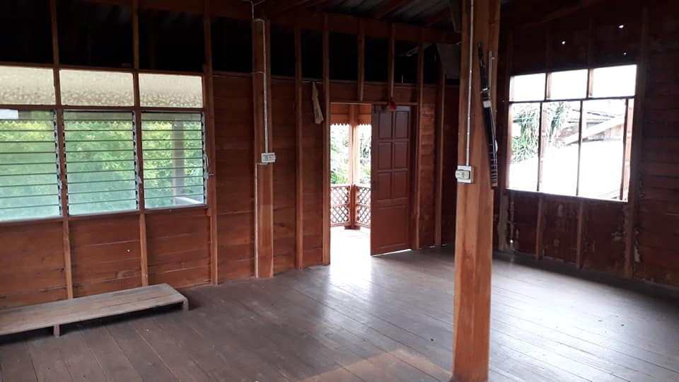 บ้านไม้สองชั้น พร้อมที่ดิน เถิน ลำปาง 110 ตรว.