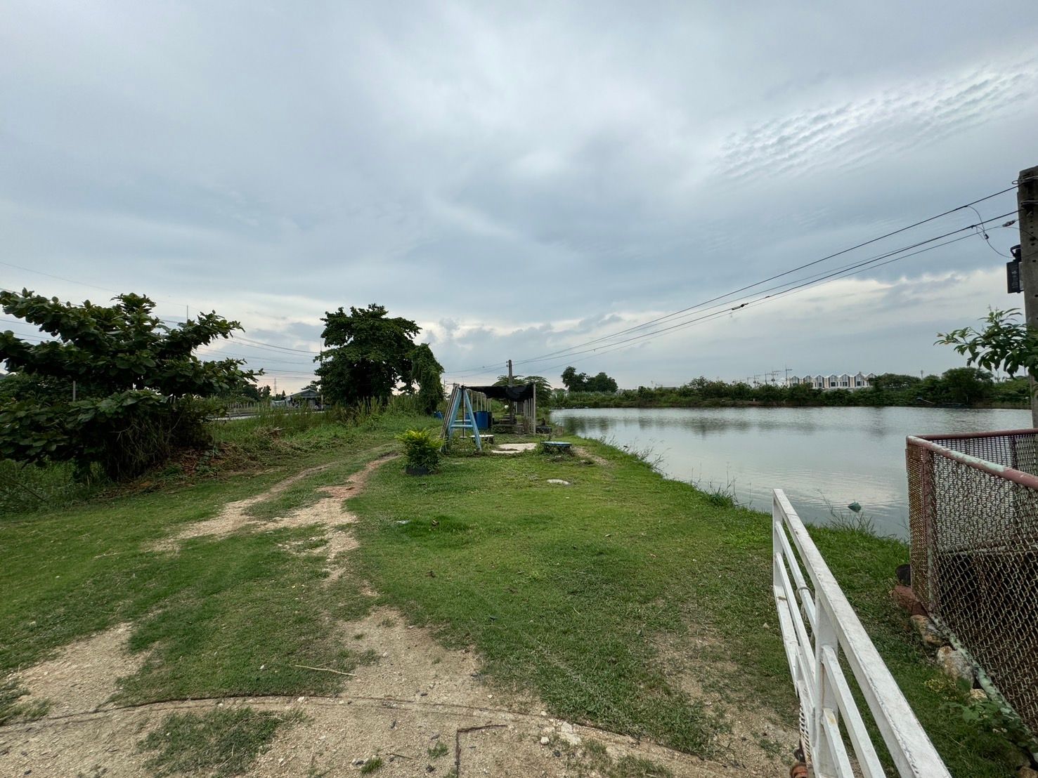 ขายด่วน!!!  ขายที่ดินชลบุรี พานทอง ที่ดินติดถนน รวม 2 โฉนด 6-1-34 ไร่.