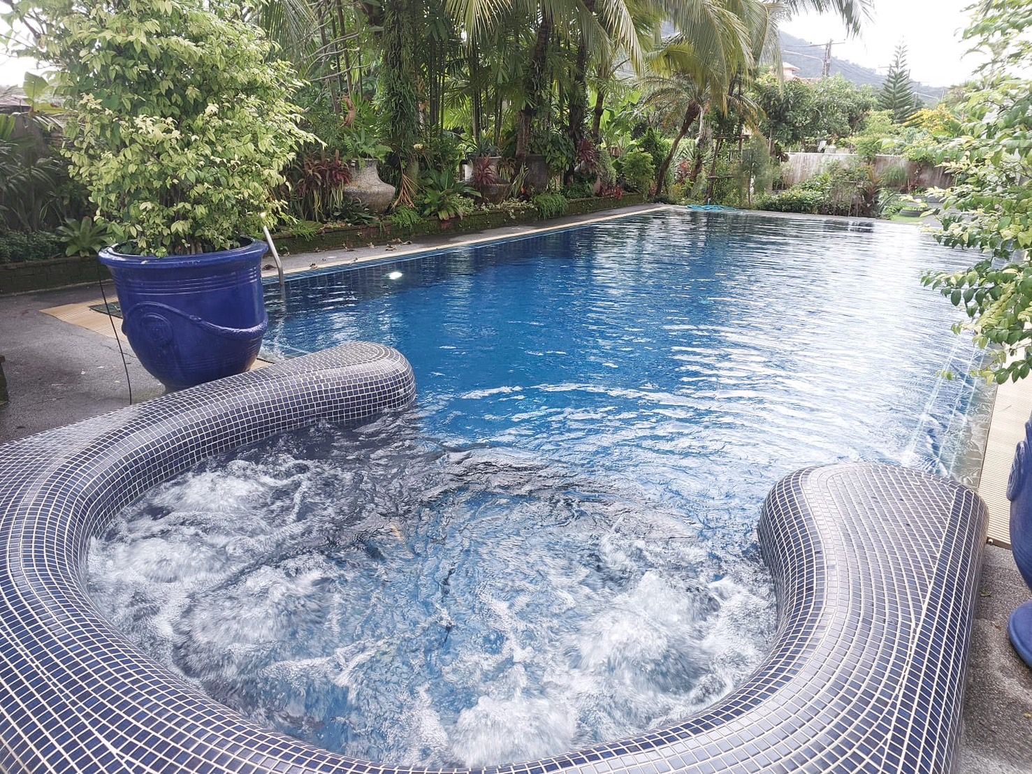 บ้านและที่ดิน พร้อมสระว่ายน้ำขนาดใหญ๋ แถมเฟอร์นิเจอรืให้ฟรี จ.ภูเก็ต เนื้อที่ 107.6 ตรว.