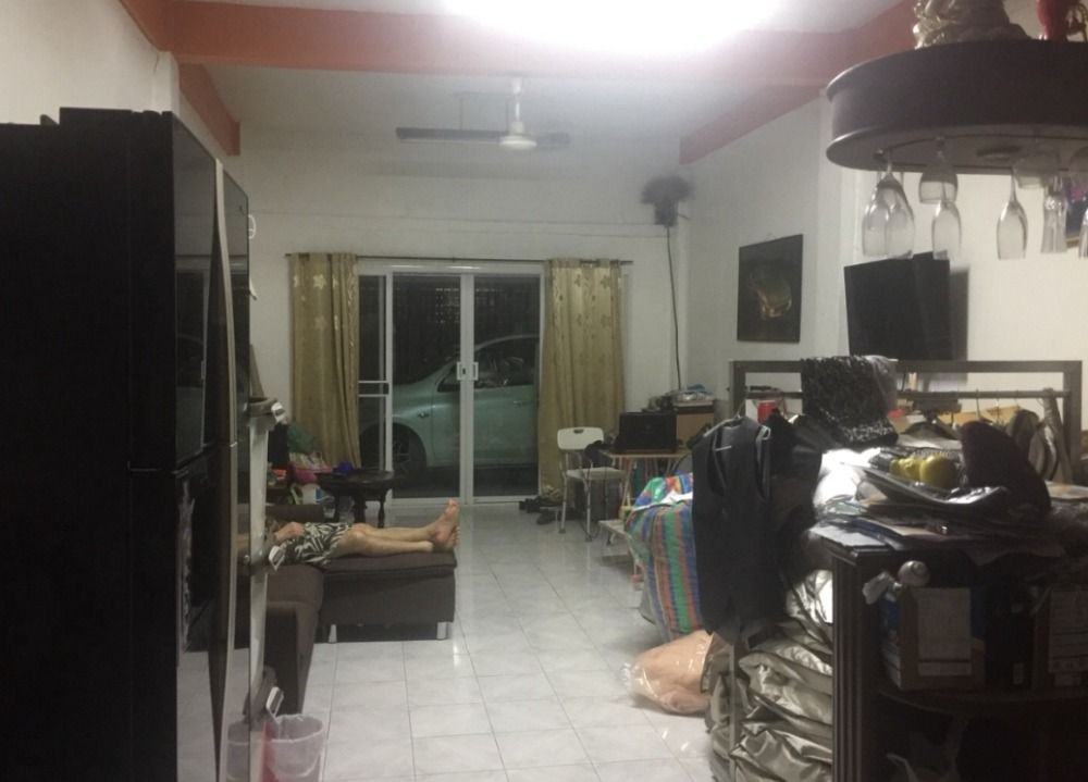 ขายทาวน์โฮมกลางกรุงเทพ ราคา 20 ล้านบาท โอนคนละครึ่ง 0-0-10