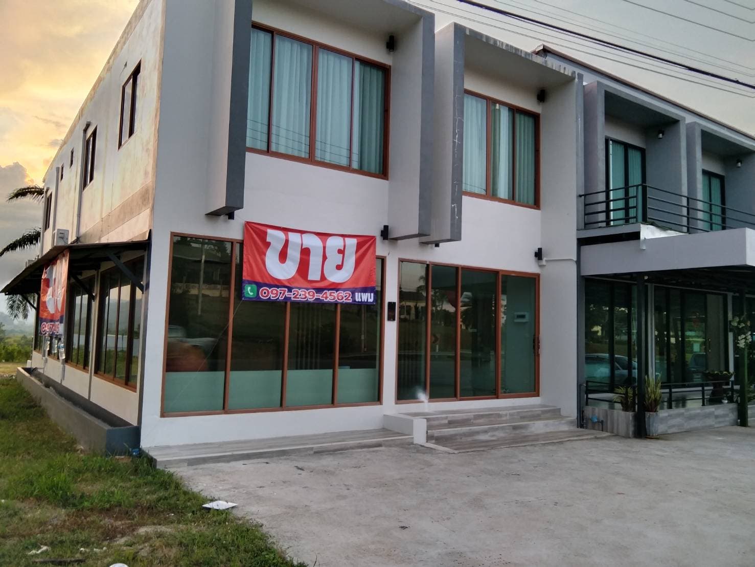 ขายตึก 2คูหา 2 ชั้น (2ห้องมุม) บ้านตาขุน สุราษฏร์ธานี 0-0-48 ตร.ว