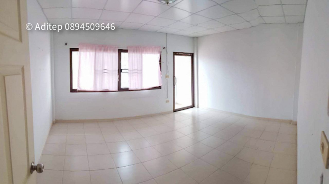 ขายทาวน์เฮ้าส์นนทบุรี บางบัวทอง ทาวน์เฮ้าส์ 3 ชั้น หมู่บ้าน ช.รุ่งเรือง 6 บางบัวทอง 24 ตรว. 4 ห้องนอน 3 ห้องน้ำ ห่างจากถนนใหญ่เพียง 400 เมตร.