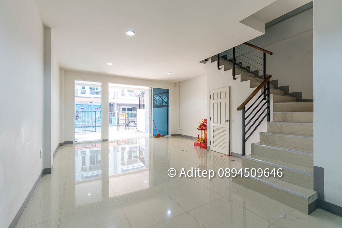 ขายโฮมออฟฟิส 4 ชั้น RK BIZ Center ติดถนนมอเตอร์เวย์ ใกล้สนามบินสุวรรณภูมิ ขนาด 21 ตรว. 2 ห้องนอน 4 ห้องน้ำ เดินทางสะดวกสบาย เหมาะสำหรับทำธุรกิจและอยู่อาศัย