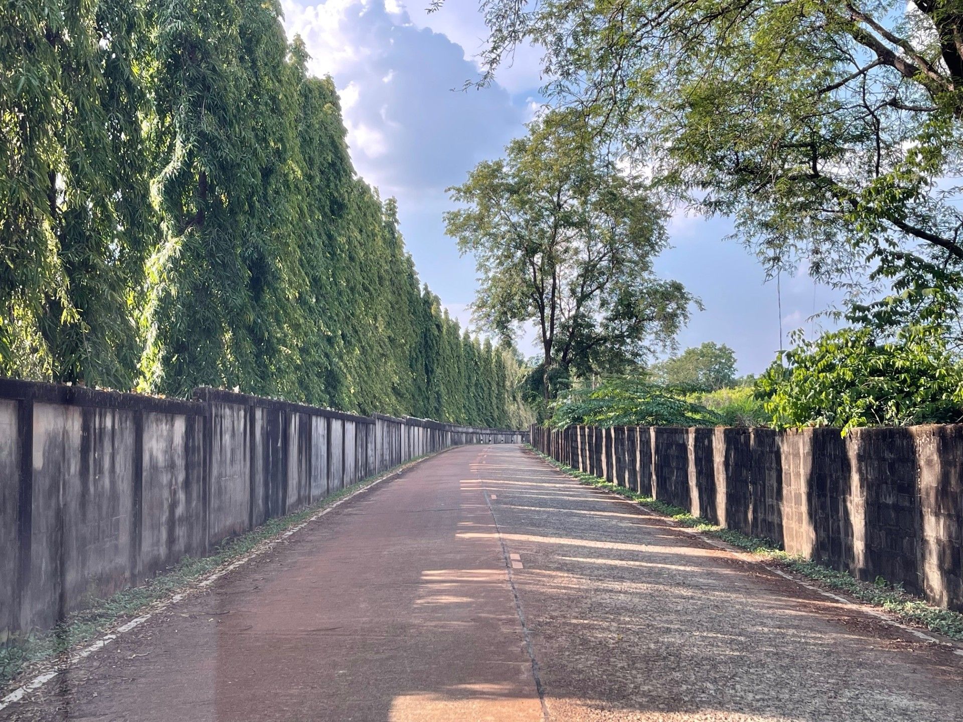 ขายที่ดิน ต.ประจันตคาม  อ.ประจันตคาม จ.ปราจีนบุรี 10 ไร่ 2 งาน 50 ตร.ว น้ำไฟ เข้าถึง มีถนนคอนกรีดตัดผ่านตลอดแนวด้านหน้าที่ดิน **ราคา 4.2 ล้านบาท** 