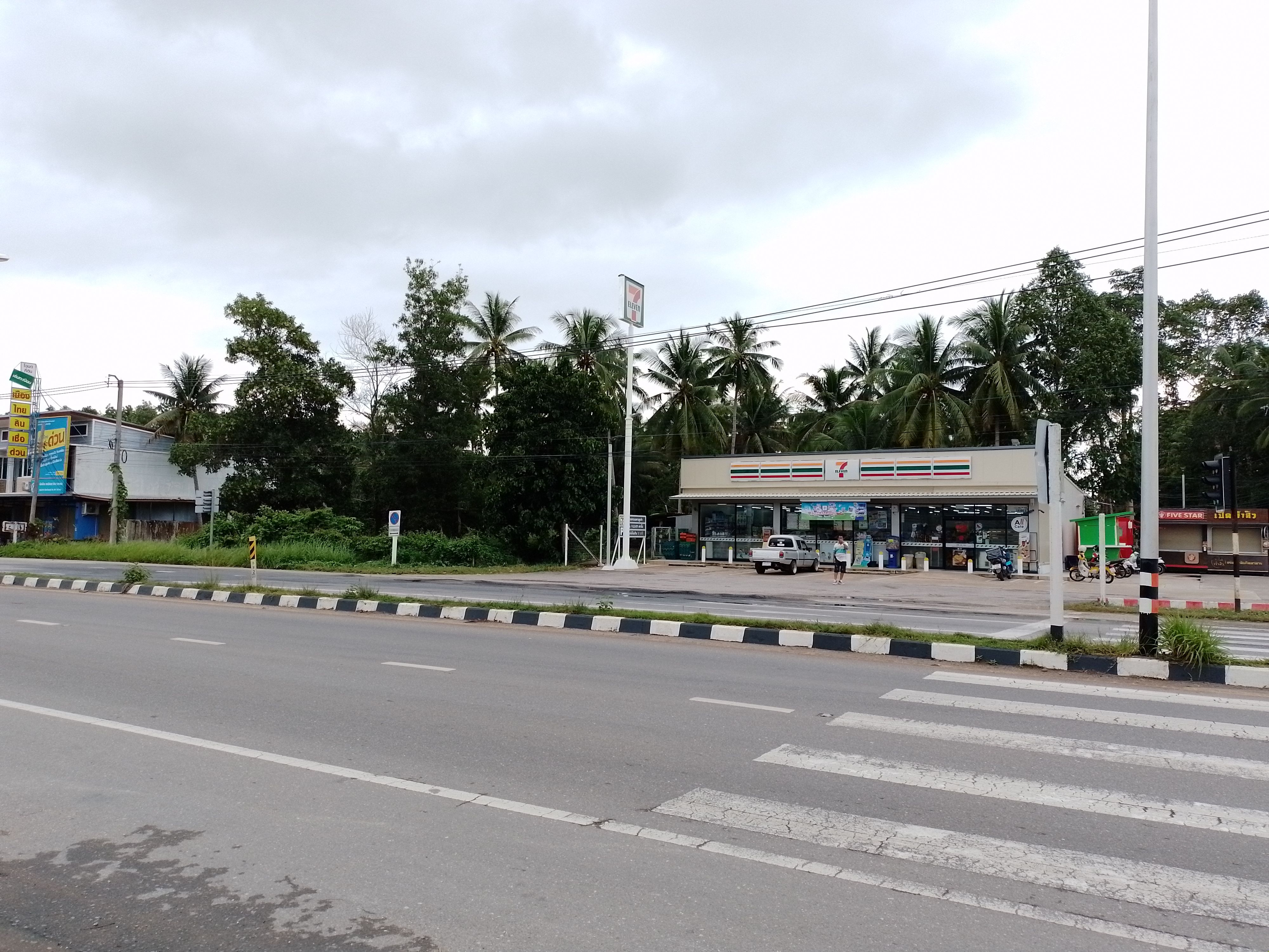 ขายที่สวยข้างเซเว่น 4แยกนาทุ่ง จ.ชุมพร หน้ากว้างติดถนนใหญ่ 28 เมตร