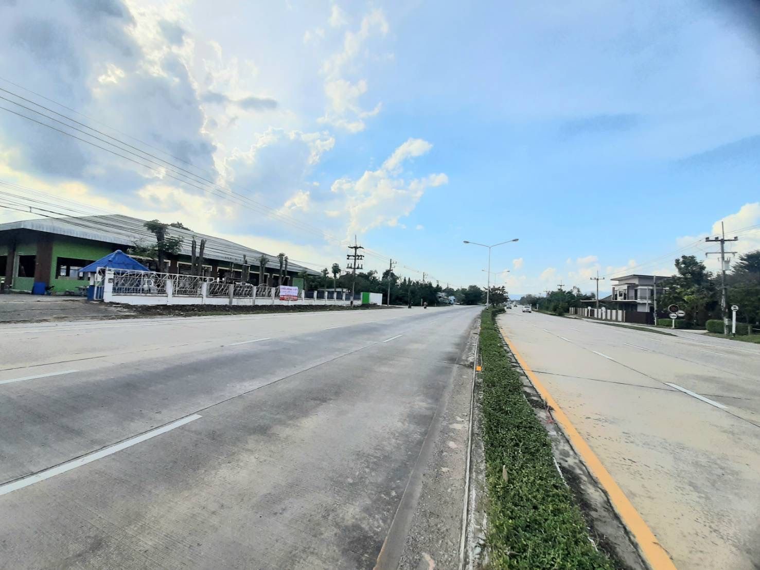 ที่ดินพร้อมสิ่งปลูกสร้าง ติดถนนซุปเปอร์ไฮเวย์ เมืองลำปาง 2-0-0.1