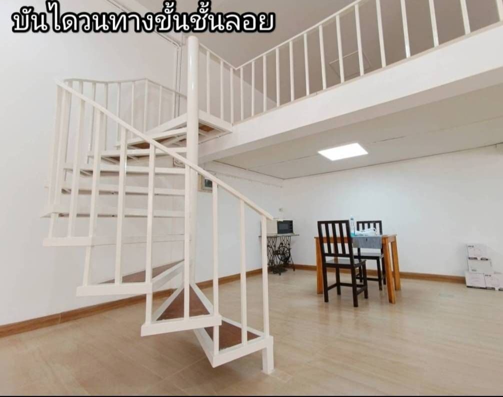 ขายอาคารพาณิชย์ 3 คูหา 3 ชั้นครึ่ง ใจกลางเมืองลำปาง พื้นที่ 51 ตรว. บ้านหน้ากว้าง 12 เมตร เหมาะสำหรับทำ ธุระกิจ เกสต์เฮ้าส์ โฮลเทล หรือร้านอาหาร