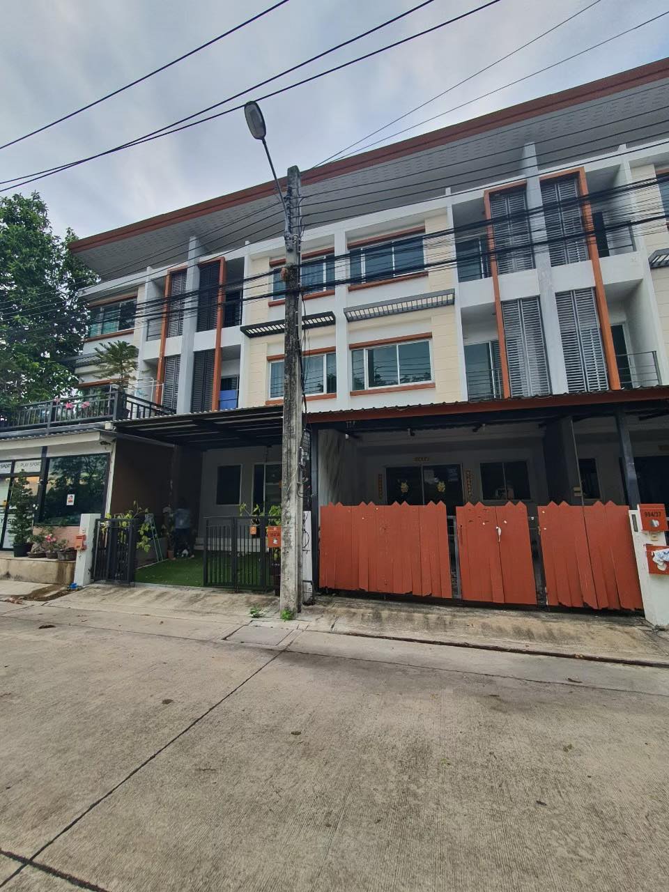 อาคารพาณิยช์ 3 ชั้น เขต ลาดกระบัง กรุงเทพมหานคร