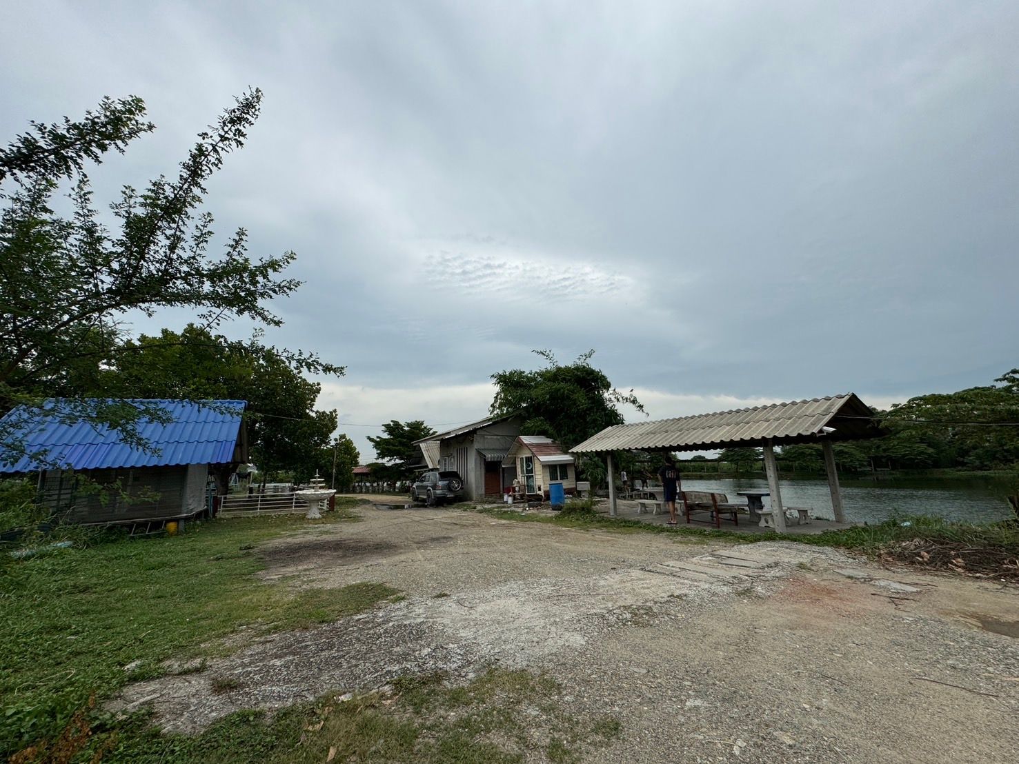 ขายด่วน!!!  ขายที่ดินชลบุรี พานทอง ที่ดินติดถนน รวม 2 โฉนด 6-1-34 ไร่.