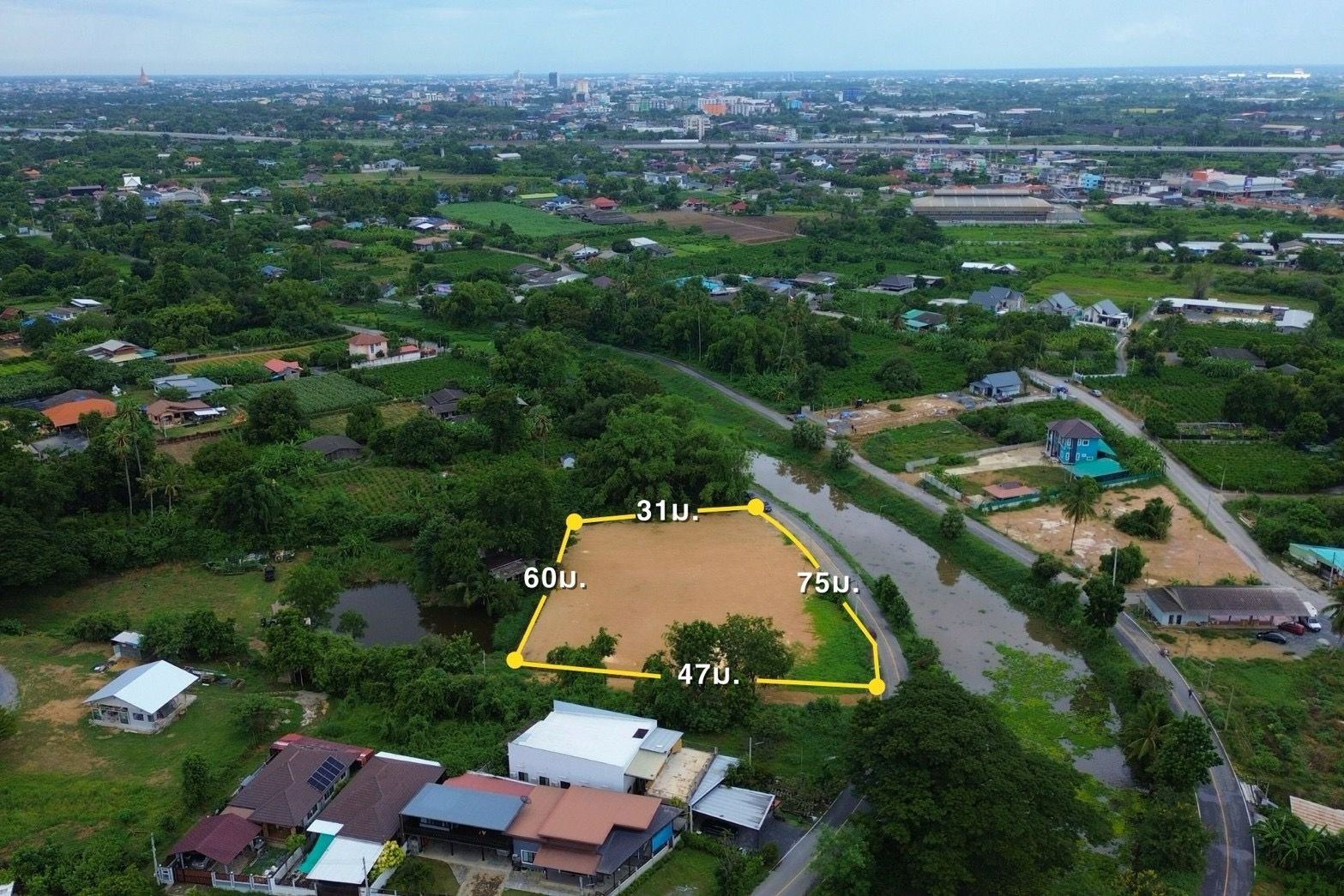 ขายที่ดินถมแล้ว 700 ตร.ว. หน้ากว้าง 75 ม. ติดคลองเจดีย์บูชา ใกล้ M81 – เหมาะสร้างโกดัง/ศูนย์กระจาย