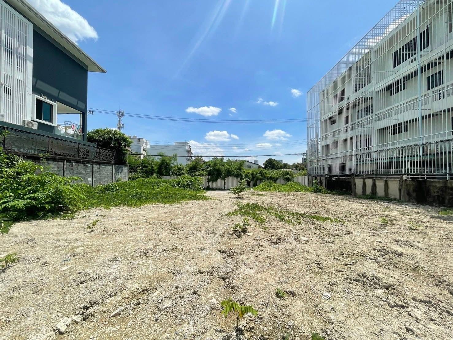 ที่ดินสาธุประดิษฐ์ 𝟰𝟵 𝟭𝟰𝟬 ตรว. ** น้ำไม่ท่วม** ถมเรียบร้อยแล้ว ที่ดินหน้ากว้าง  𝟮𝟮 เมตร  ลึก 𝟮𝟲เมตร   ที่ดินเปล่า รูปแปลงสี่เหลี่ยม​   #ทำเลดี   เข้าซอยไม่ลึก เพียง 𝟮𝟬𝟬 เมตร  จากถนนสาธุประดิษฐ์   ใกล้โรงเรียน 𝗞𝗶𝗻𝗴’𝘀 𝗖𝗼𝗹𝗹𝗲𝗴𝗲 𝗶𝗻𝘁𝗲𝗿𝗻𝗮𝘁𝗶𝗼𝗻𝗮𝗹 𝘀𝗰𝗵𝗼𝗼𝗹  𝟐 กม.  #ที่ดินพระราม𝟯