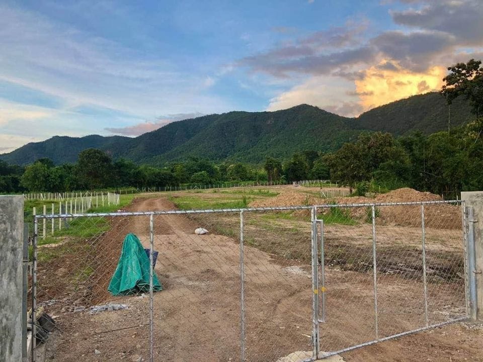 ขายที่ดินเปล่าวิวภูเขาล้อมรอบ  ติดถนน ใกล้ชุมชน เชียงใหม่ 4-3-21.8