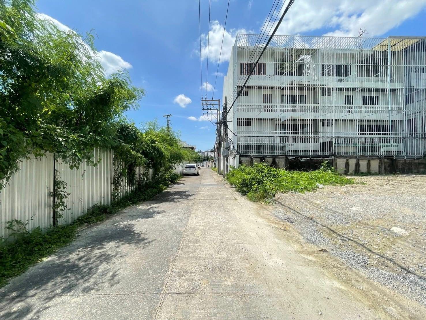 ที่ดินสาธุประดิษฐ์ 𝟰𝟵 𝟭𝟰𝟬 ตรว. ** น้ำไม่ท่วม** ถมเรียบร้อยแล้ว ที่ดินหน้ากว้าง  𝟮𝟮 เมตร  ลึก 𝟮𝟲เมตร   ที่ดินเปล่า รูปแปลงสี่เหลี่ยม​   #ทำเลดี   เข้าซอยไม่ลึก เพียง 𝟮𝟬𝟬 เมตร  จากถนนสาธุประดิษฐ์   ใกล้โรงเรียน 𝗞𝗶𝗻𝗴’𝘀 𝗖𝗼𝗹𝗹𝗲𝗴𝗲 𝗶𝗻𝘁𝗲𝗿𝗻𝗮𝘁𝗶𝗼𝗻𝗮𝗹 𝘀𝗰𝗵𝗼𝗼𝗹  𝟐 กม.  #ที่ดินพระราม𝟯