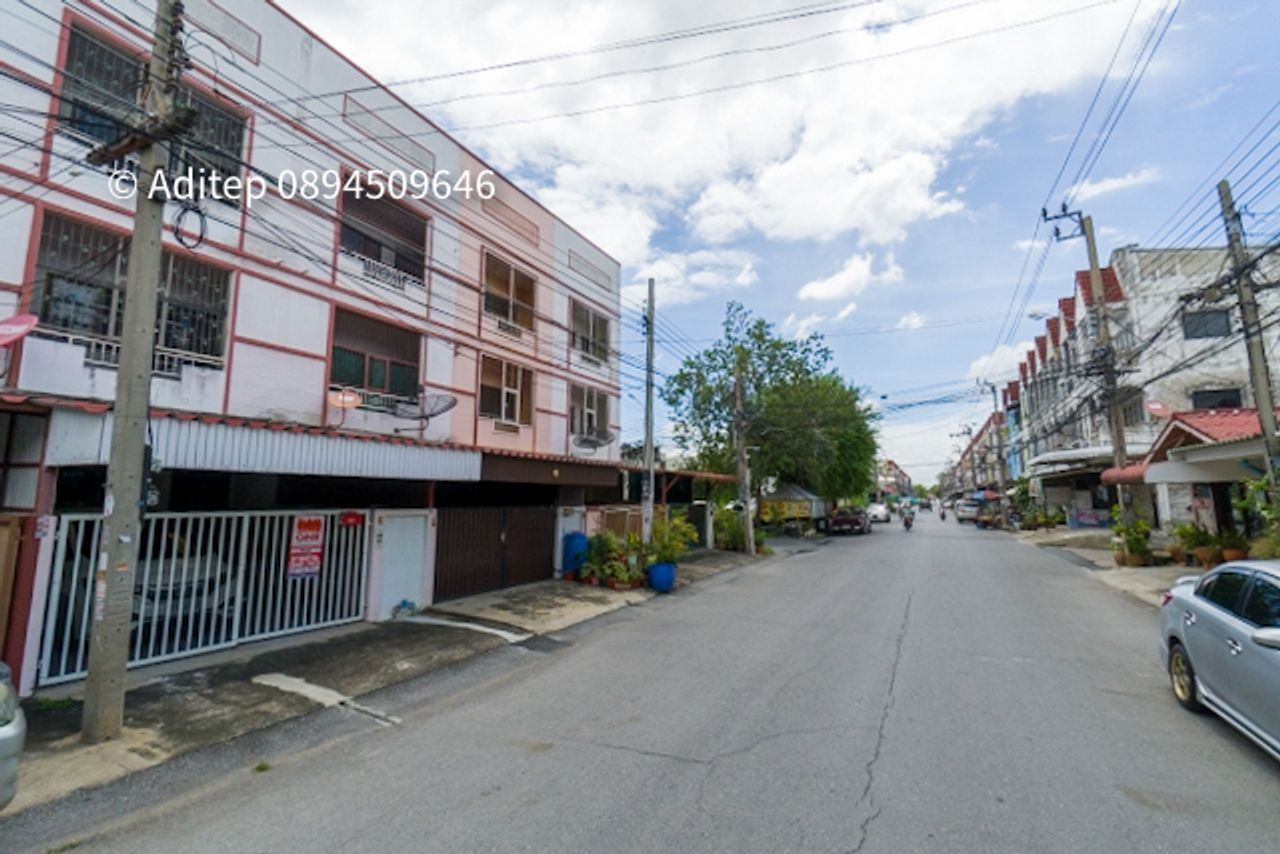 ขายทาวน์เฮ้าส์นนทบุรี บางบัวทอง ทาวน์เฮ้าส์ 3 ชั้น หมู่บ้าน ช.รุ่งเรือง 6 บางบัวทอง 24 ตรว. 4 ห้องนอน 3 ห้องน้ำ ห่างจากถนนใหญ่เพียง 400 เมตร.
