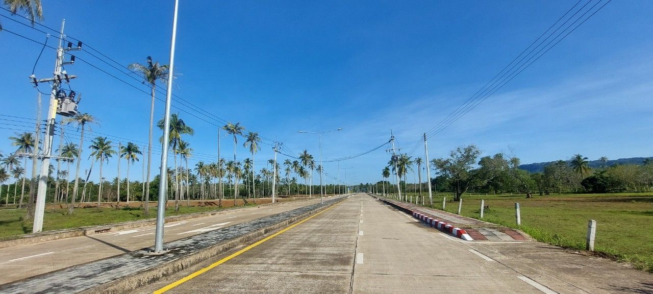 ขายที่ดินเปล่าพร้อมสร้างอาคาร ทำเลดี ติดถนนใหญ่ แปลงที่ดินสวยงาม