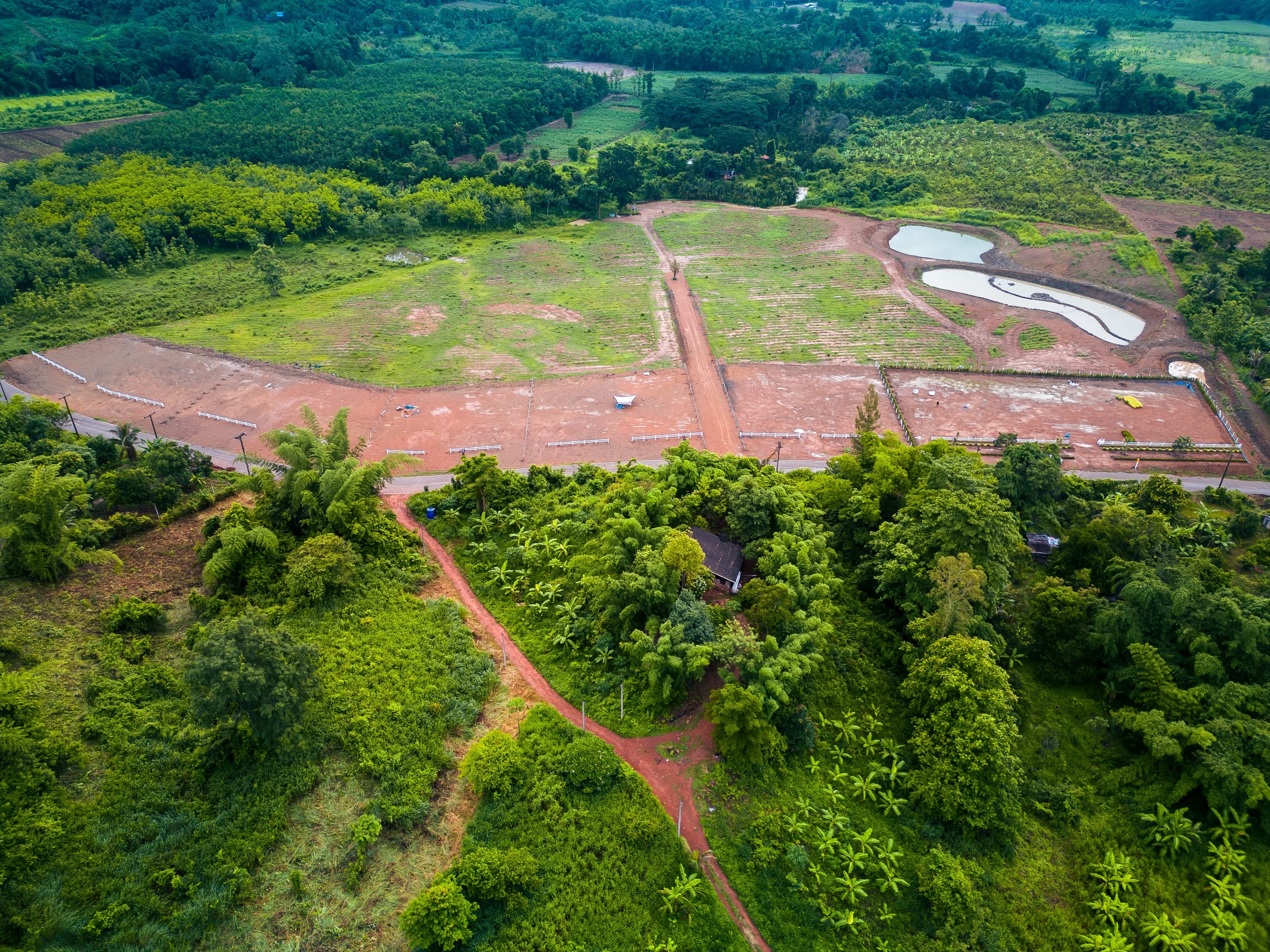 วิวเขาสวยงาม 360 องศาใกล้ที่ท่องเที่ยวน้ำตกน้ำพุร้อนทะเล