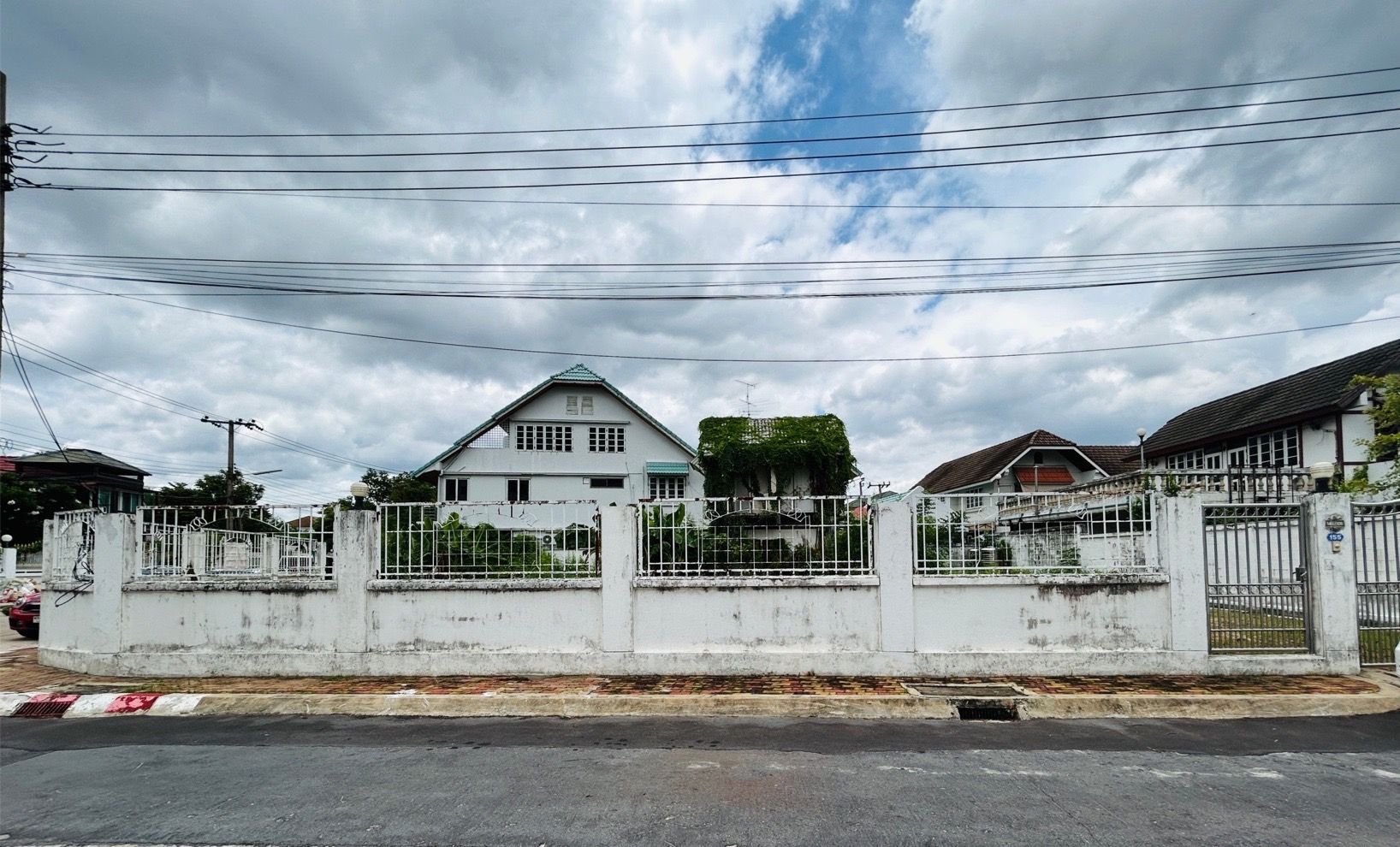 #ขายที่ดินกรุงเทพฯ แปลงสวยมาก ทำเลทอง อยู่ในหมู่บ้านภาณุวิลล่า แหล่งอำนวยความสะดวกรอบด้าน 0-0-64 ไร่. ติดต่อ โทร : 061-282-4154