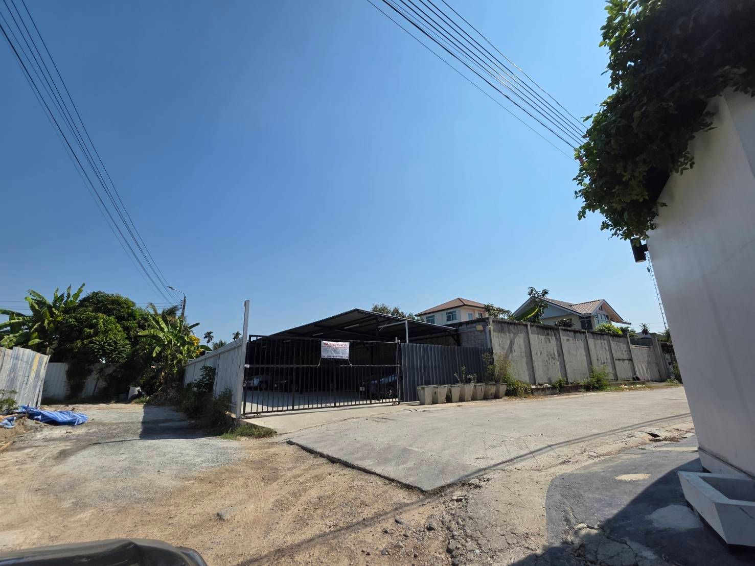 ขายที่ดินกรุงเทพฯ เขตบางขุนเทียน ที่ดินพร้อมสิ่งปลูกสร้าง โรงจอดรถ ซ.จอมทอง 3 