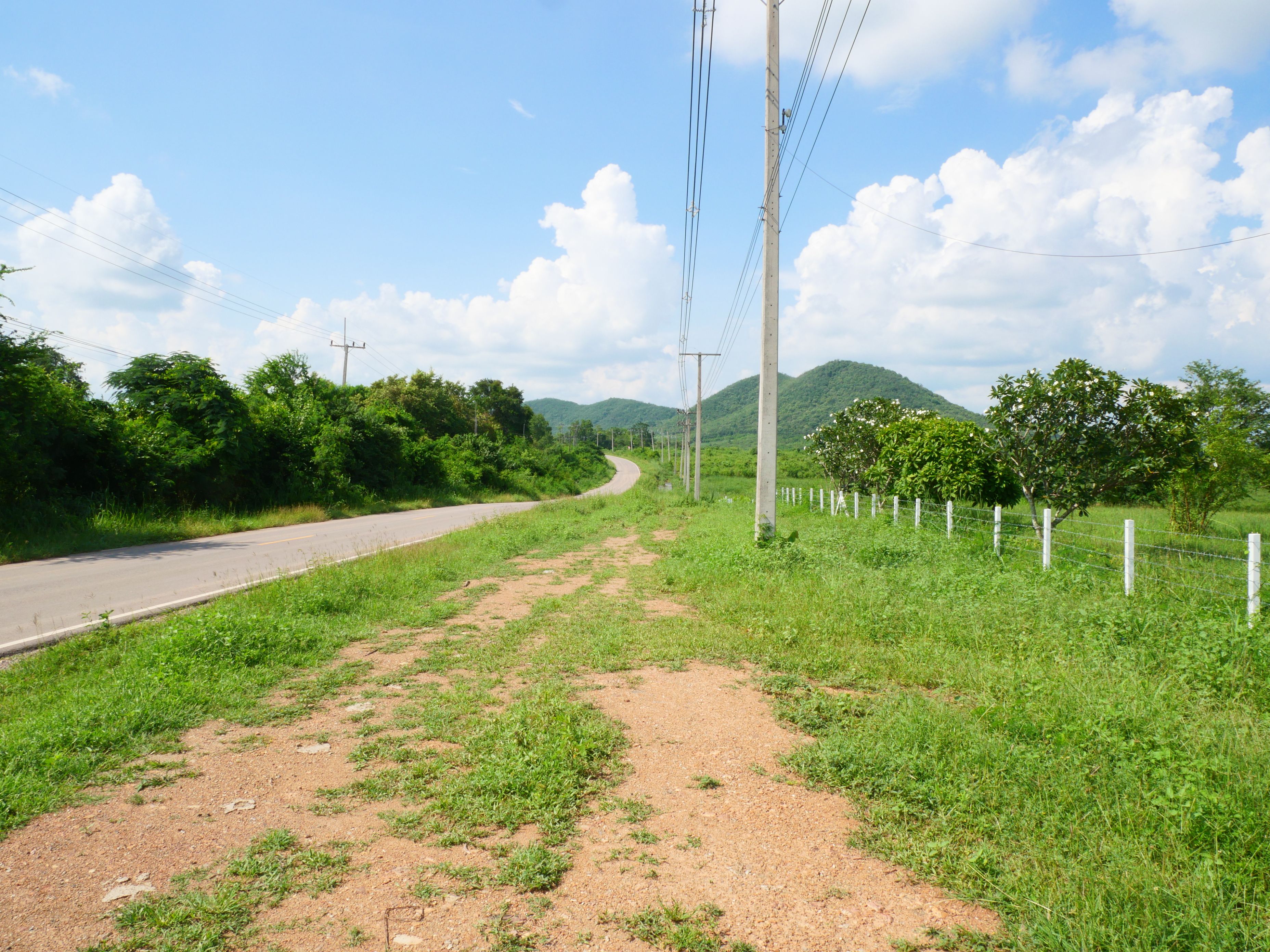 ที่ดินแปลงสวยวิวเขา ติดถนนลาดยาง ล้อมรั้วรอบที่ บนเส้นทางการท่องเที่ยว 182 ไร่ แก่งกระจาน, เพชรบุรี