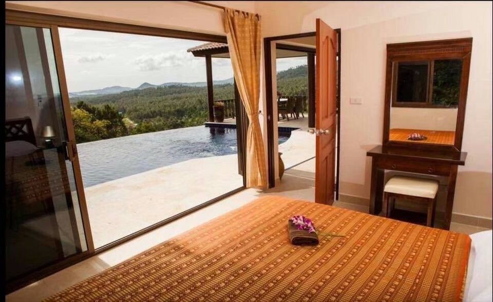 ขายบ้าน ที่เกาะสมุย โครงการ Villa SASA วิวพาโนรามาอันงดงามของป่ามะพร้าวใน สันติธานี ด้านขวาจะมองเห็นวิวภูเขา