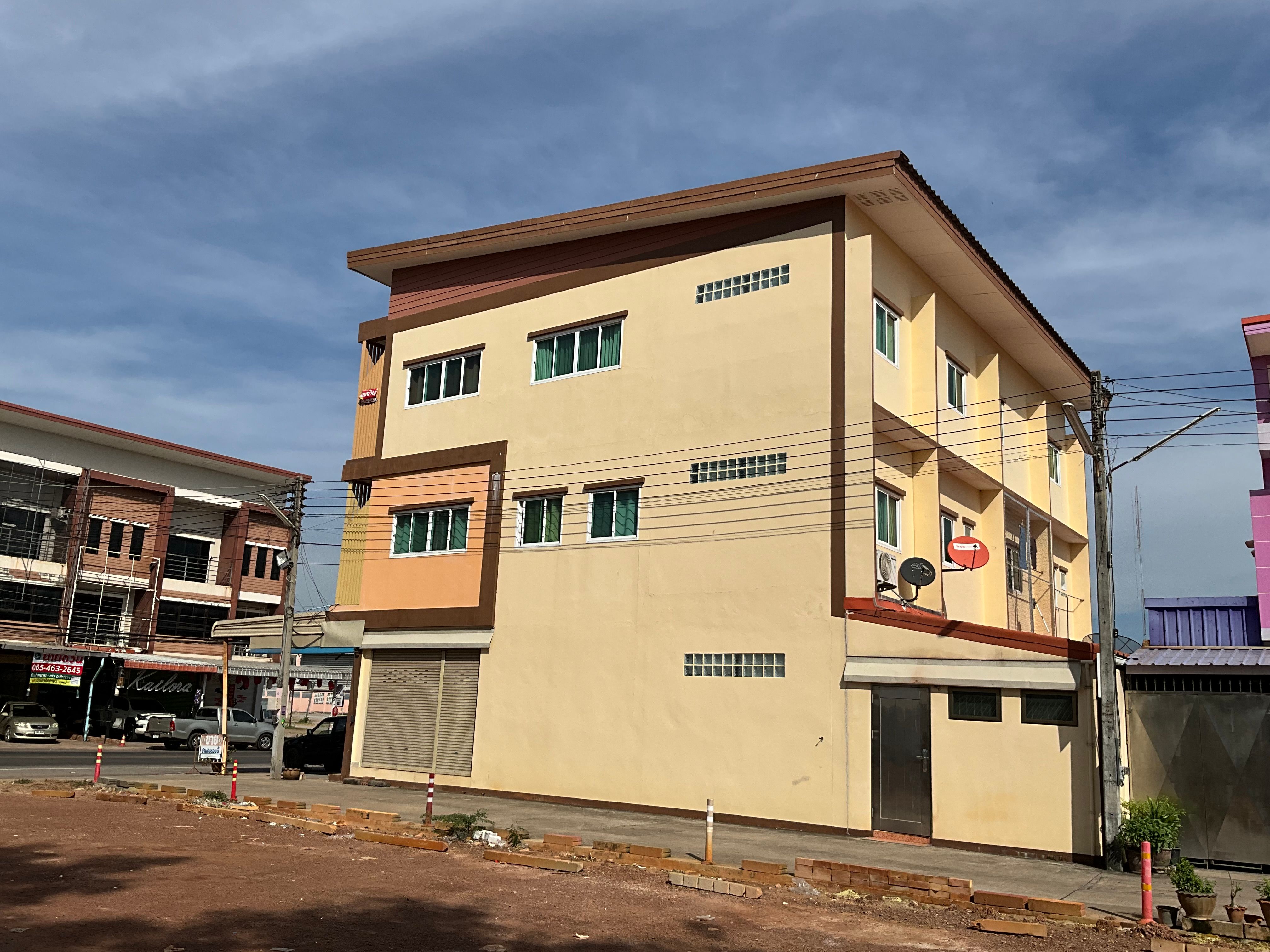 ขายอาคารพาณิชย์ 3 ชั้น ติดถนนแก้วพิจิตร หลังโรงเรียนมารีวิทยาปราจีนบุรี เยื้องตลาดคลองถม มี 2 ห้องนอน 2 ห้องน้ำ