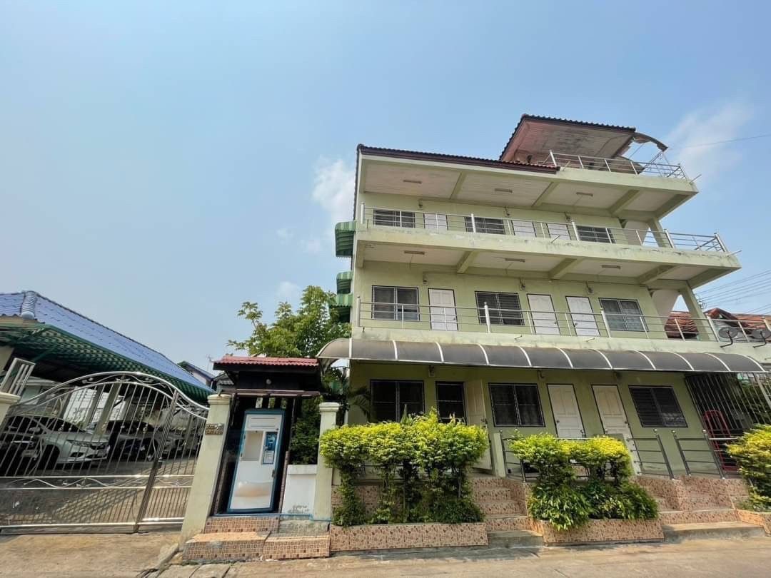 ขายอพาร์ทเม้นท์ 4 ชั้น 10 ห้อง  100 ตรว พร้อมผู้เช่า