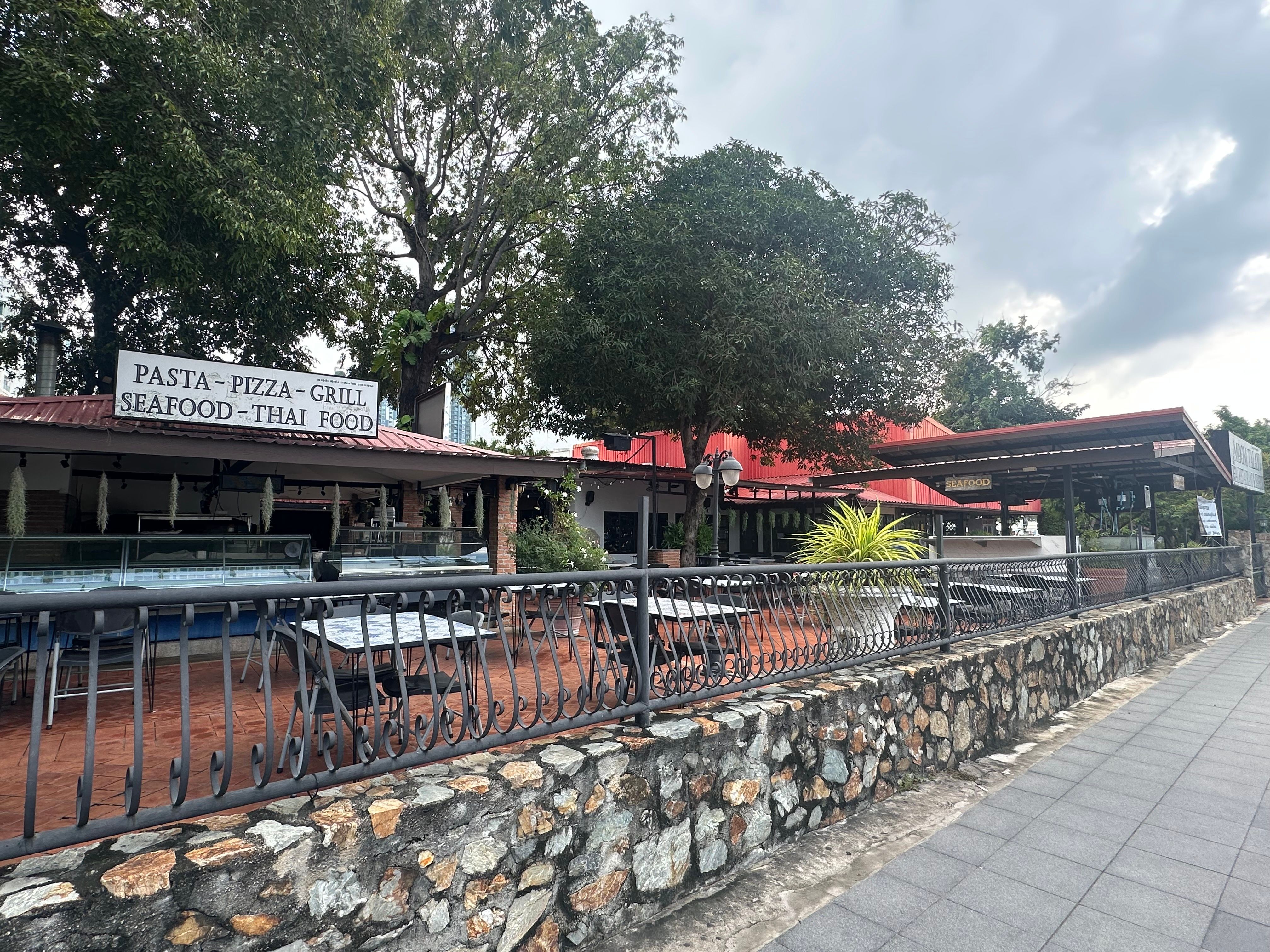 ให้เช่าพื้นที่ [Only for rent] The retail spaces at front beach of Pattaya