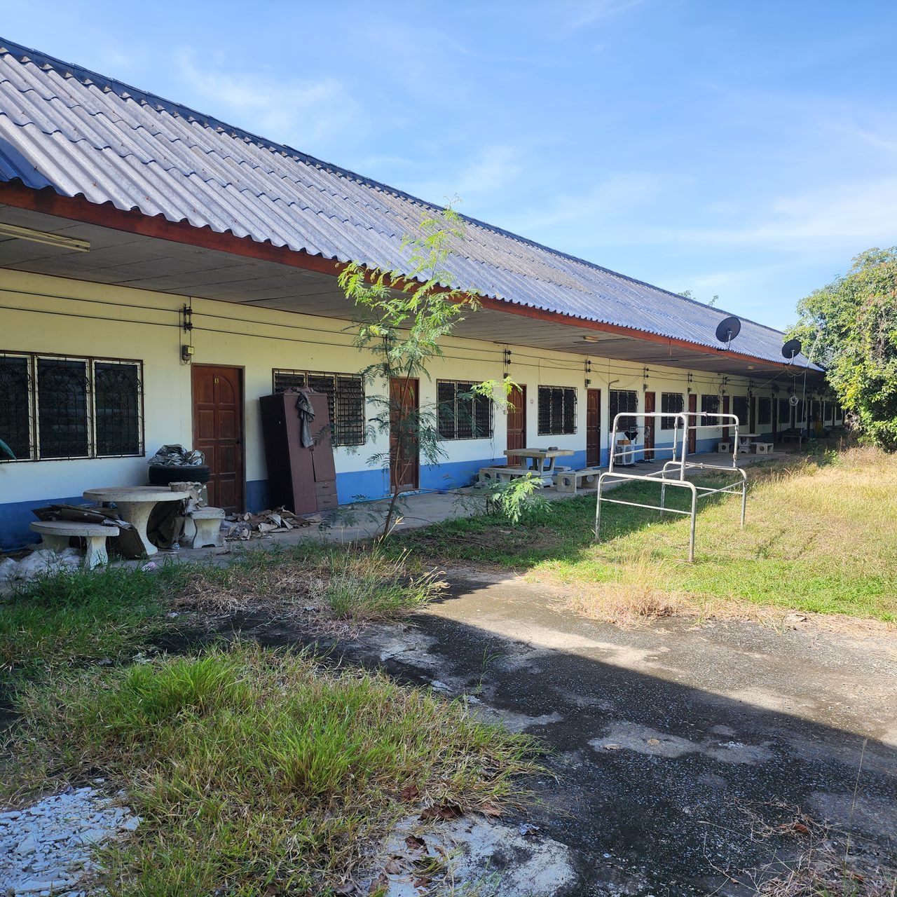 มีห้องพัก 15 ห้อง ขาดห้อง 4*8 เมตร,1 โกดัง ขนาด 15*15 เมตร.