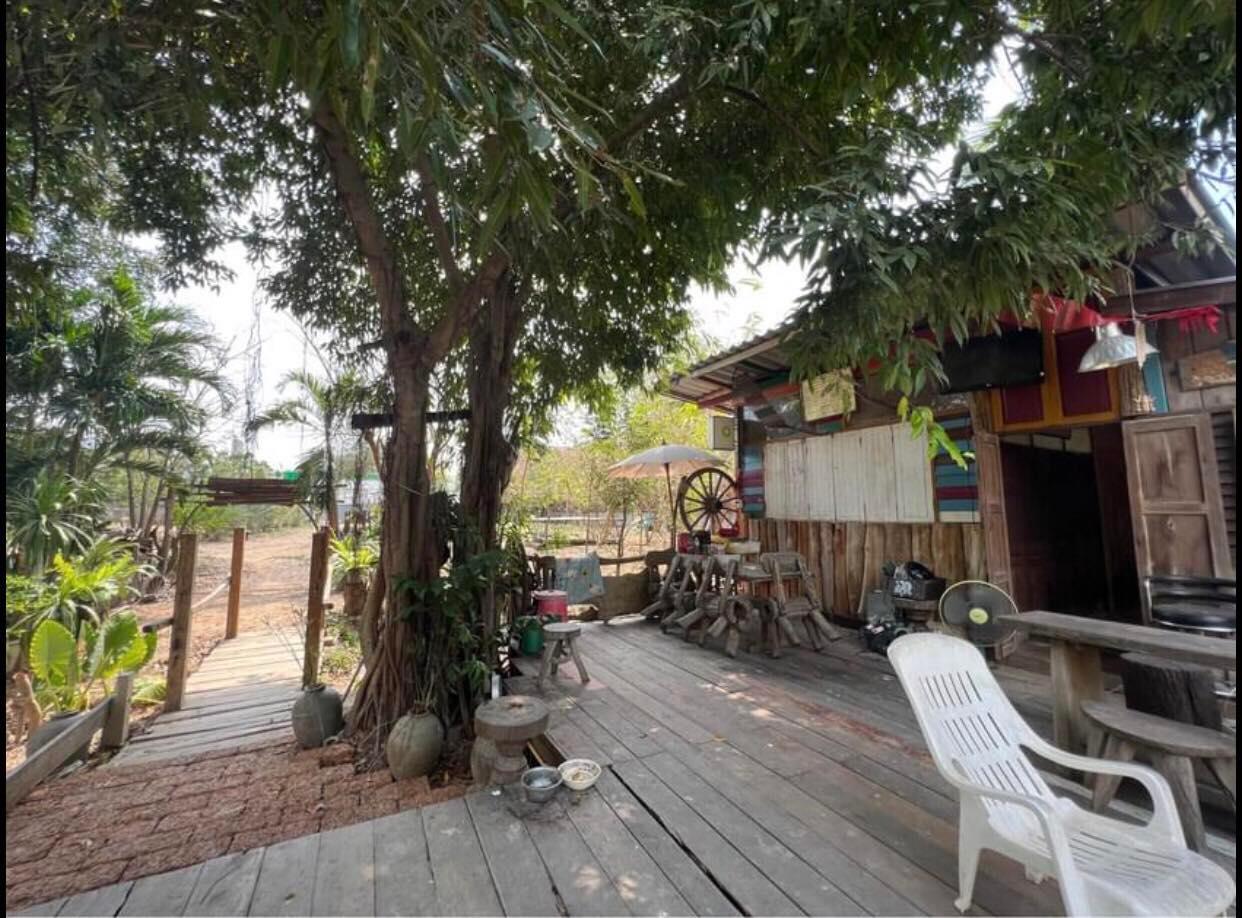 ที่ดินเปล่าพร้อมสิ่งปลูกสร้าง  อยู่ในตัวเมืองจังหวัดสุพรรณบุรี 6-0-70 ไร่